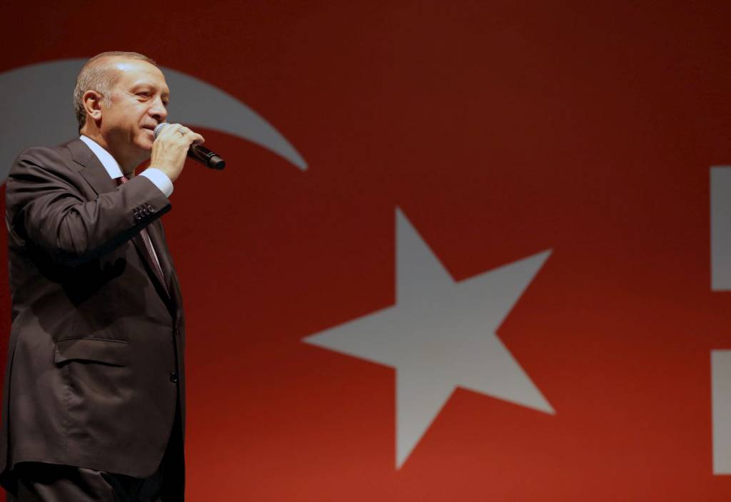 Turchia, bagno di folla di Erdogan “per la democrazia e per i martiri”