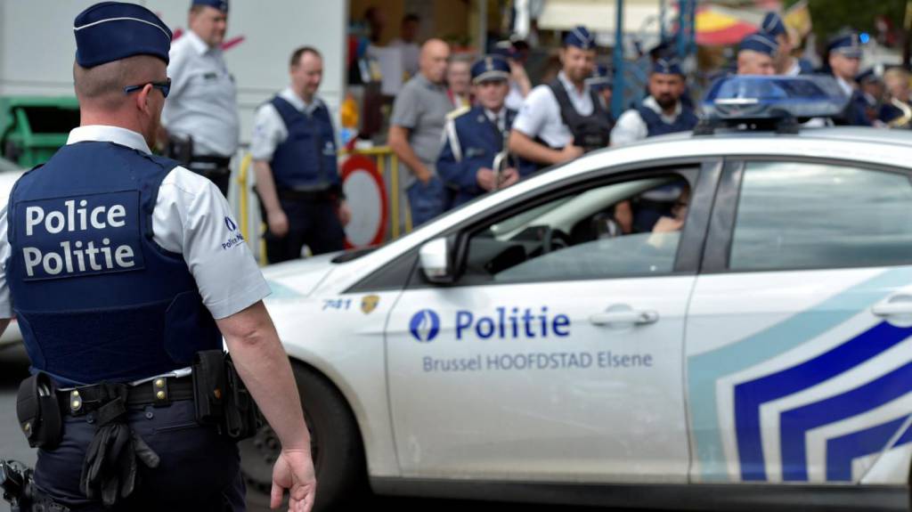 Belgio, grida “allah u akbar” e aggredisce due agenti con un machete