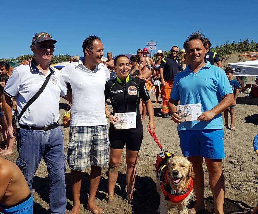 Esercitazione in spiaggia a #montalto, con la Scuola italiana cani salvataggio
