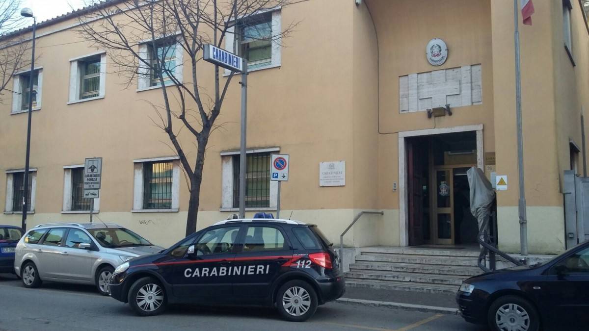 #Pomezia, a bordo di un’auto rubata scappa alla vista dei carabinieri