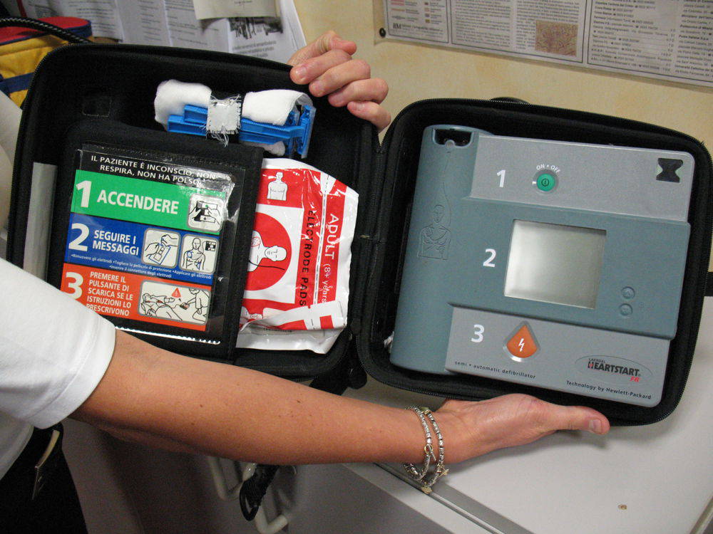 Fiumicino, un defibrillatore in piazza Grassi: la Pro Loco lancia la raccolta fondi