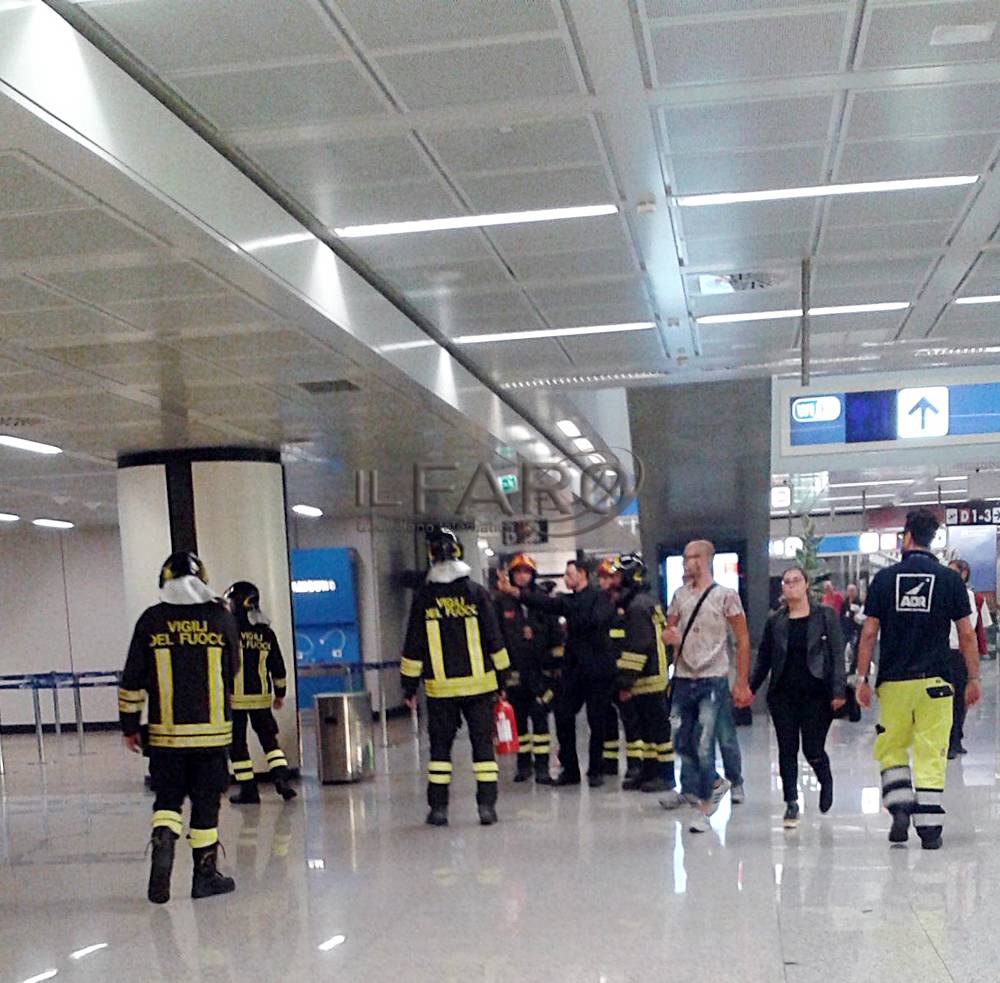 Odore di bruciato al Terminal 3. Intervenuti i vigili del fuoco a #fiumicino: era un condizionatore