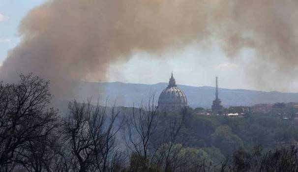 Incendi, Santori – Figliomeni (FdI): “Roma brucia, mancano azioni di prevenzione”