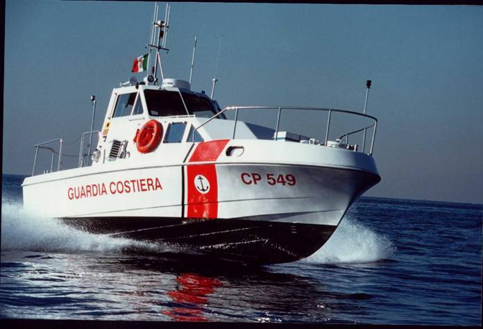 Peschereccio di #Fiumicino sotto costa: la Guardia Costiera sequestra le reti