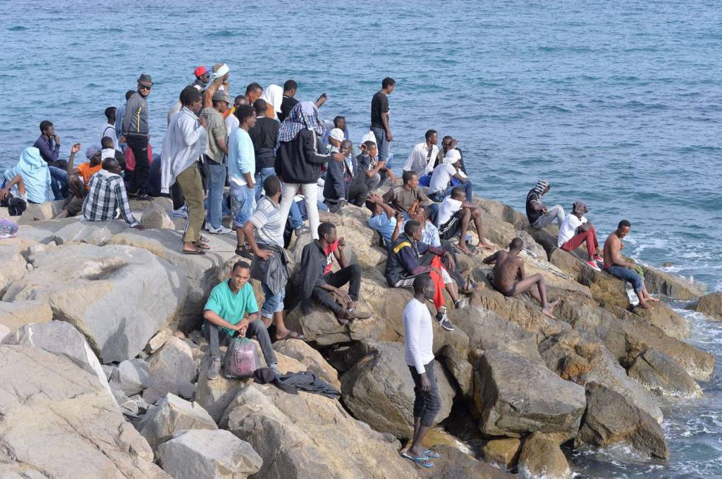 Migranti in fuga a nuoto da Ventimiglia