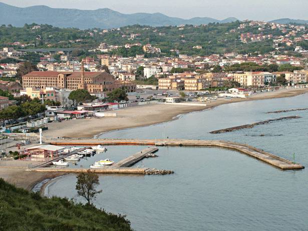 #minturno, cominciati i lavori di posizionamento delle scogliere a Levante di Monte d’Argento