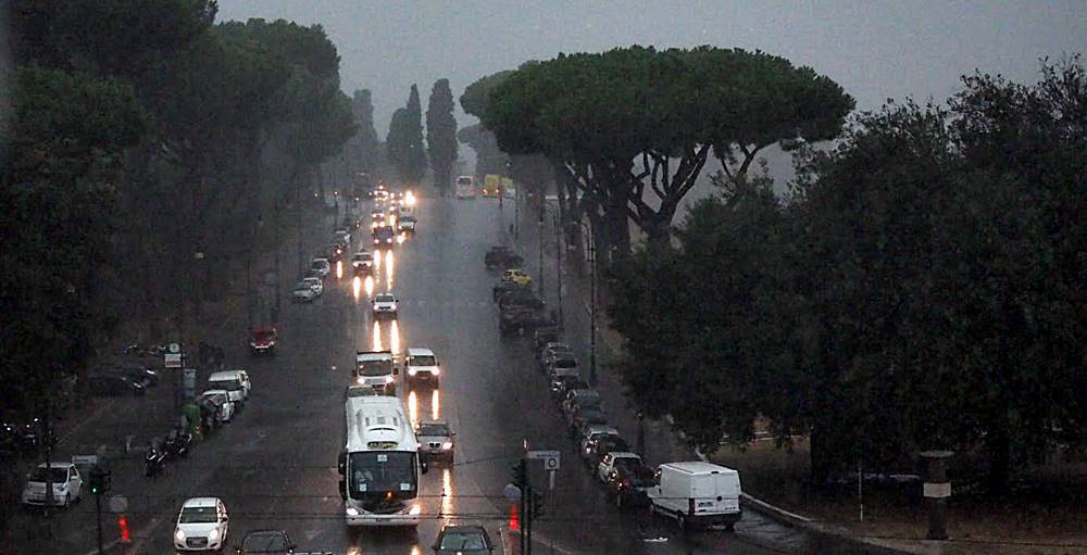 Bomba d’acqua su #roma. Il #nubifragio allaga cantine e garage