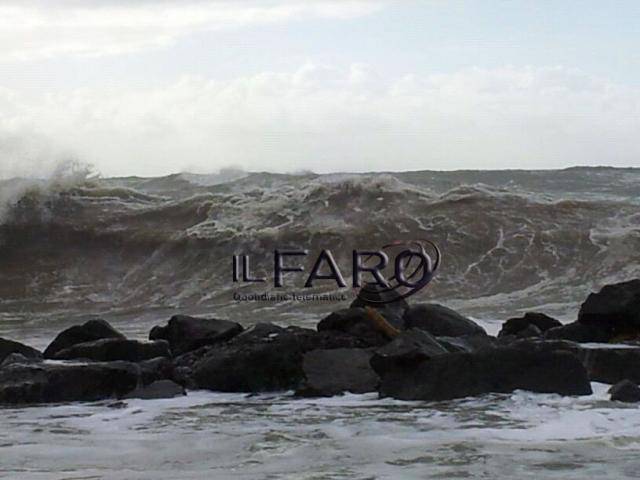 Fiumicino, il mare “invade Fiumara: sfrigolano i contatori elettrici, cittadini in spiaggia per fare una diga con la sabbia
