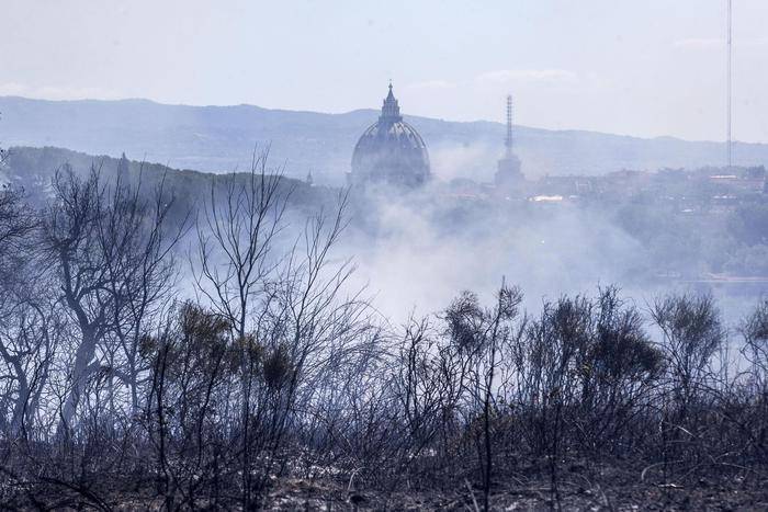 #roma: brucia Monte Mario, divorato il Parco del Pineto