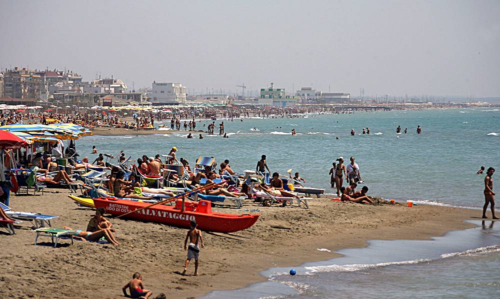Assaggio di primavera sul litorale romano: spiagge piene nel weekend