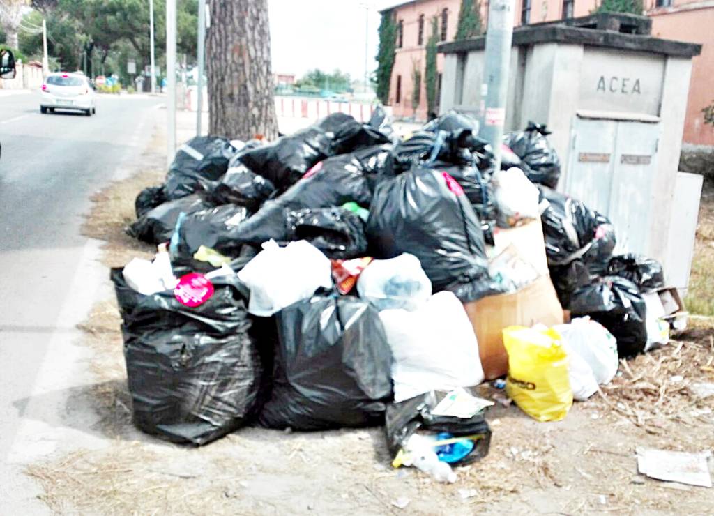 Isola Sacra, l’invasione dei rifiuti. Non parte col piede giusto il nuovo sistema di raccolta differenziata a #fiumicino