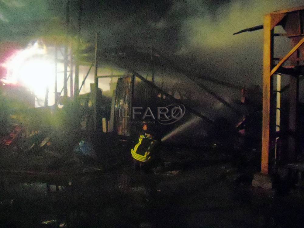 Incendio nella notte ad #ardea, brucia un capannone di materiali edili