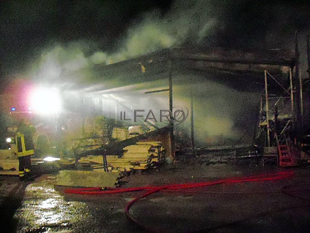 Incendio nella notte ad #ardea, brucia un capannone di materiali edili