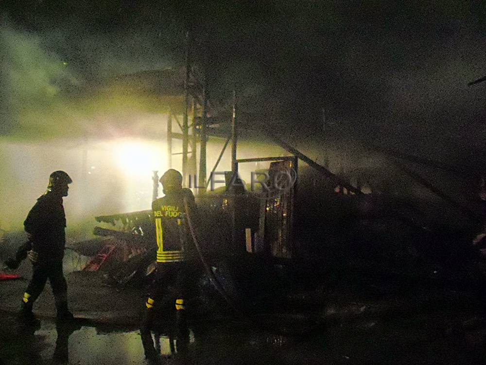 Incendio nella notte ad #ardea, brucia un capannone di materiali edili