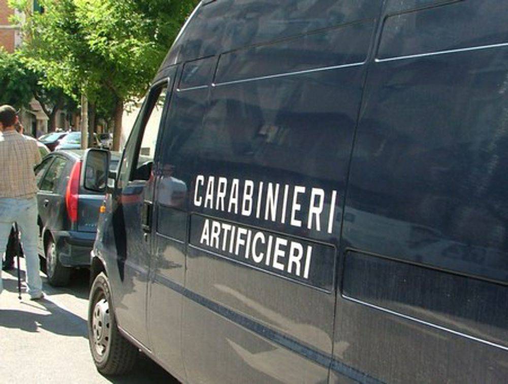 #fiumicino, perseguita la vicina e le lancia una molotov in giardino: stalker arrestato dai Carabinieri
