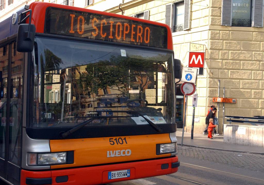 Roma, lunedì 24 febbraio sciopero dei mezzi pubblici: a rischio bus, tram e metro