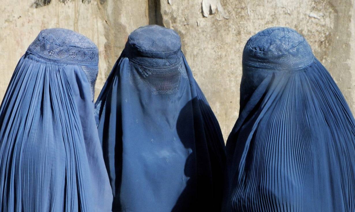 #mosul, niente donne col burqa, ma stavolta a volerlo è l’#isis