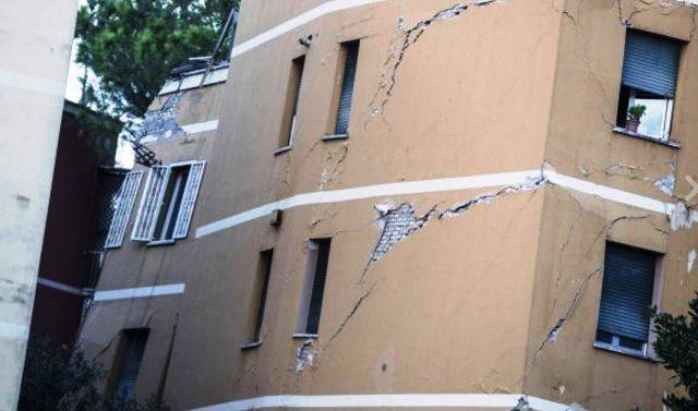 Crollo del palazzo a Ponte Milvio, per i residenti va demolito, ‘ma paghi il Comune’