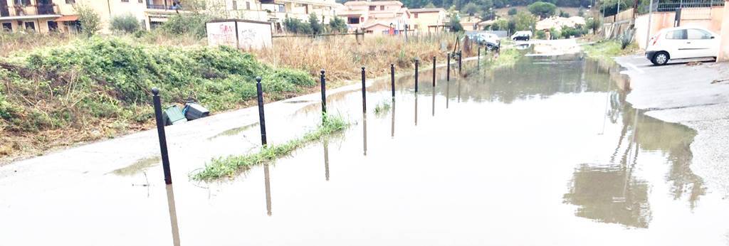 Piove, #aranova finisce sott’acqua. Strade rotte, canali ostruiti: grido d’allarme dell’associazione Crescere Insieme