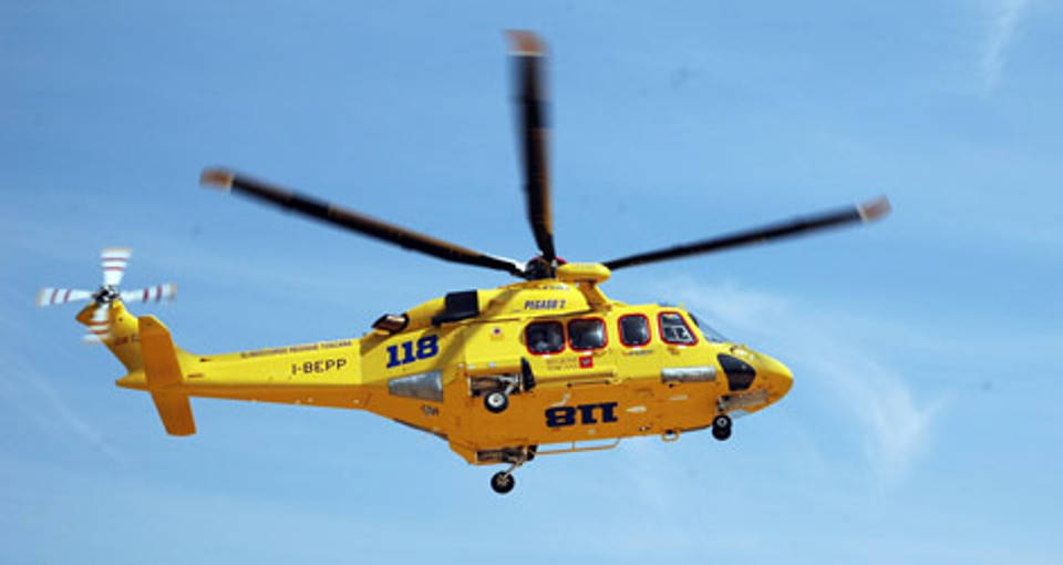Bimba di 2 anni in crisi respiratoria a bordo, salvata dall’elicottero del 118