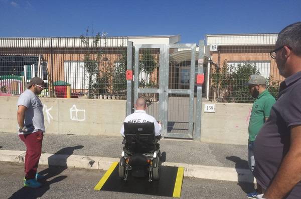 #ostia, CasaPound posiziona una pedana per disabili a Dragoncello