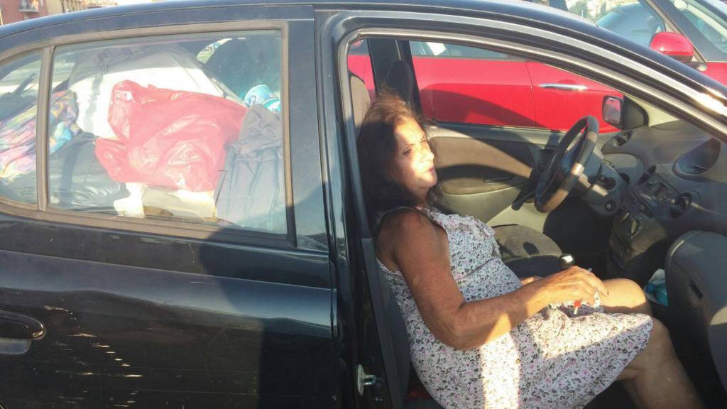 #ostia: donna italiana costretta a vivere in macchina, CasaPound avvia la raccolta fondi