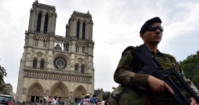 #parigi, sotto indagine due coppie con bambini per l’auto bomba a Notre Dame
