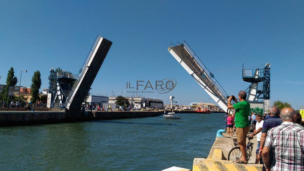#fiumicino divisa in due. Ponte bloccato, passerella rotta, la Capitaneria si attrezza per traghettare la gente
