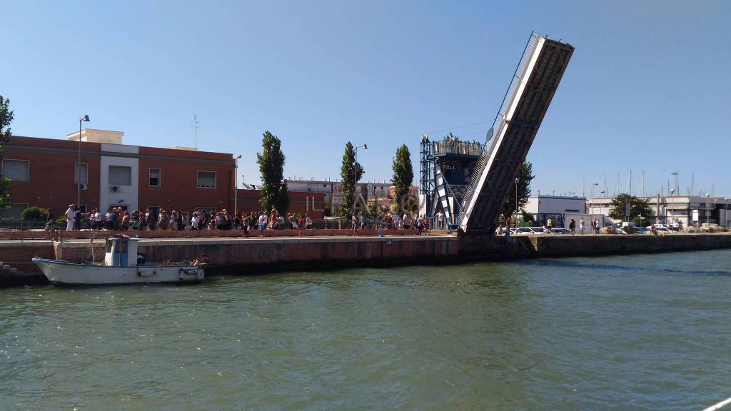 #fiumicino divisa in due. Ponte bloccato, passerella rotta, la Capitaneria si attrezza per traghettare la gente
