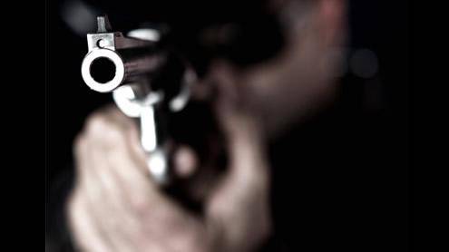 Gaeta, intimorisce il figlio con un video in cui impugna una pistola: denunciato