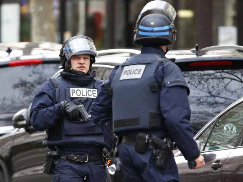 #parigi, assalto con le molotov a 2 auto della polizia, gravissimi gli agenti