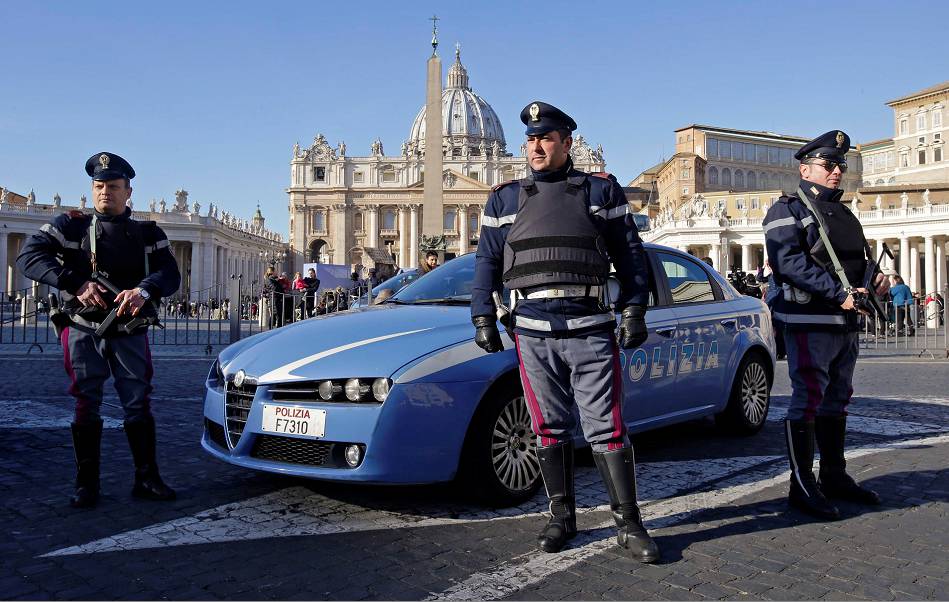 #roma, sfonda con l’auto le transenne in piazza San Pietro