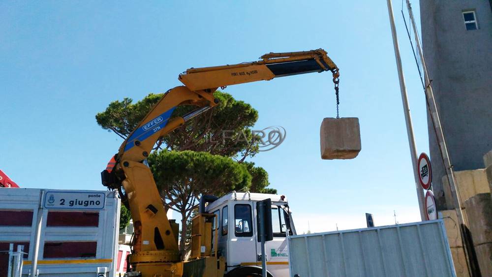 #fiumicino divisa in due. Ponte bloccato, passerella rotta, la Capitaneria si attrezza per traghettare la gente