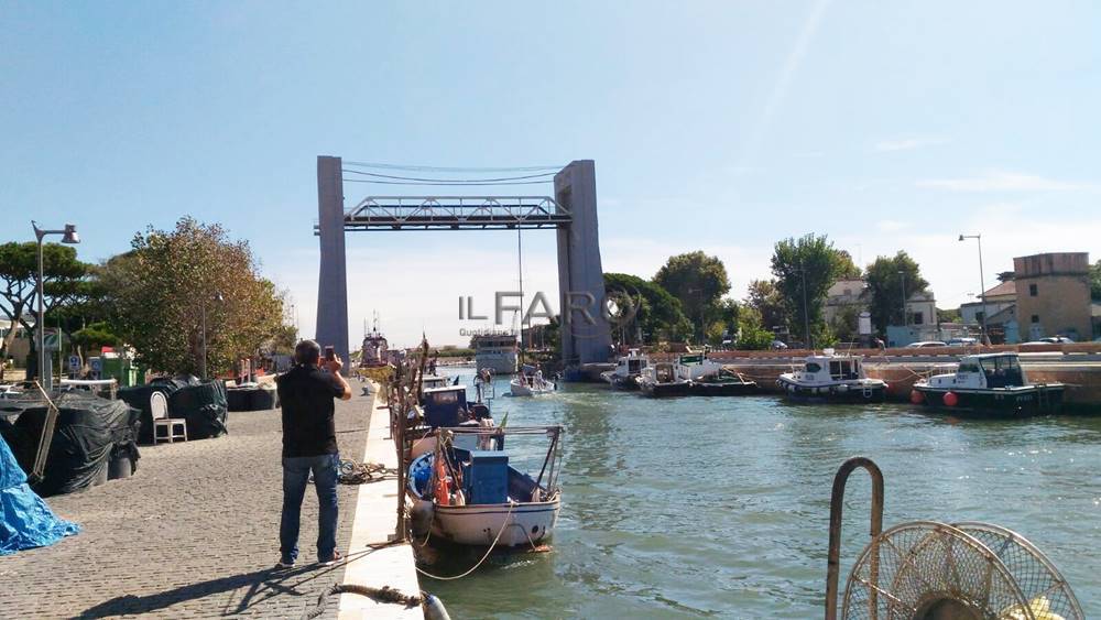 #fiumicino divisa in due. Ponte bloccato, passerella rotta, la Capitaneria si attrezza per traghettare la gente