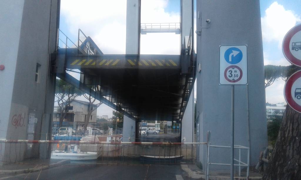 #fiumicino, viabilità ripresa sul ponte Due Giugno