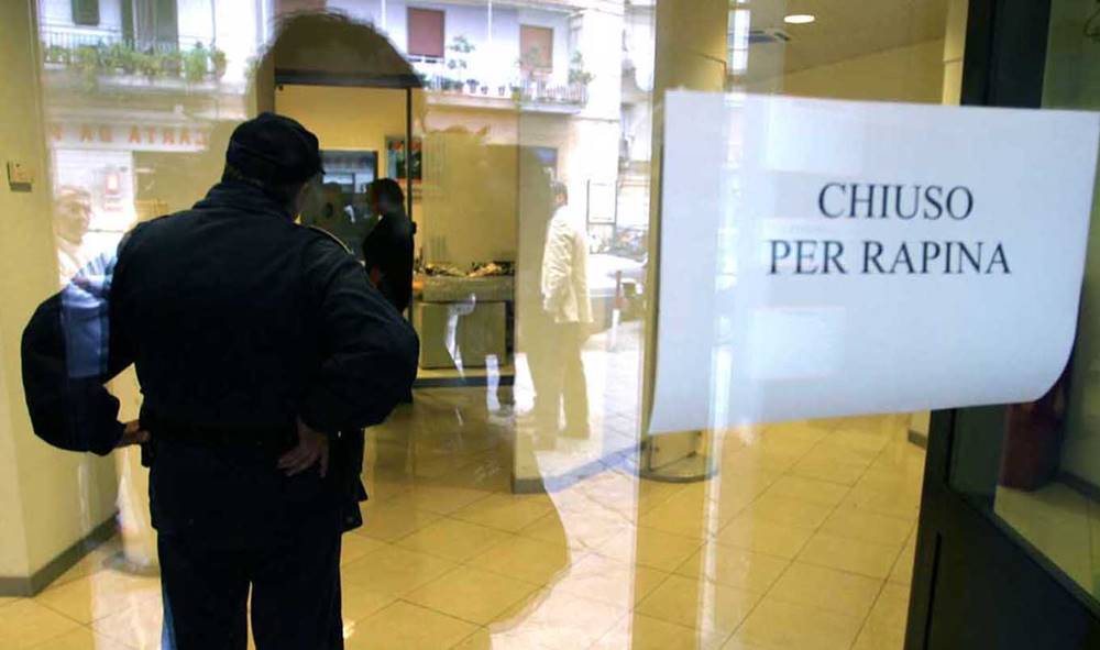 Sabaudia, armati di taglierino rapinarono una banca di 80mila euro: acciuffati dopo 2 anni