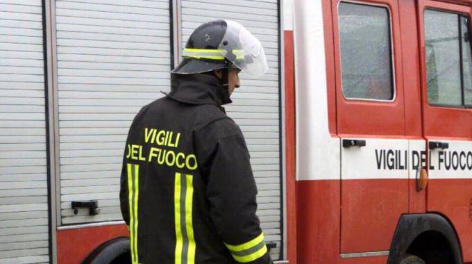 #Fiumicino, maxi incendio di sterpaglie su via Trincea delle Frasche, paura per le case