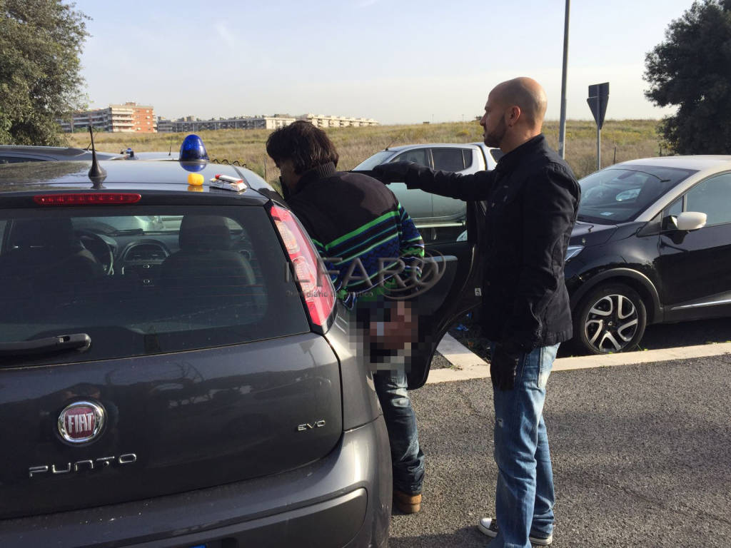 #roma, rapina una donna al parcheggio con una siringa