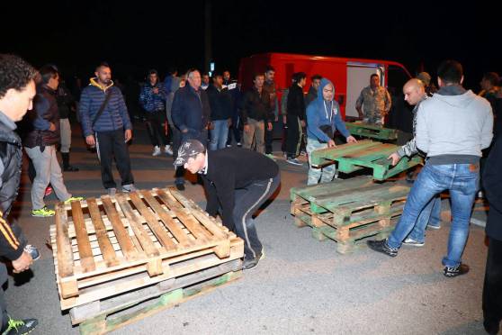 #ferrara, barricate in strada contro i migranti