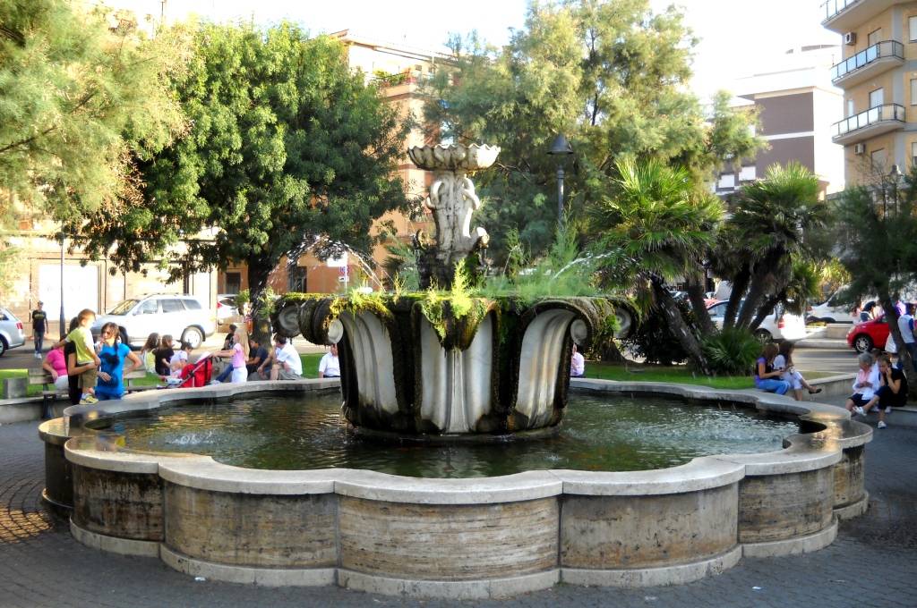 #ladispoli, Piazza della Vittoria: terminata la prima fase di pulizia della Fontana del Capitello Piacentini