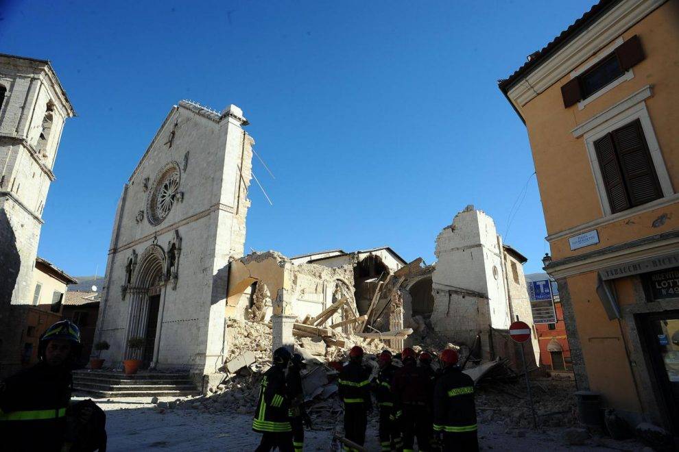Terremoto a Norcia, crolla la basilica di San Benedetto