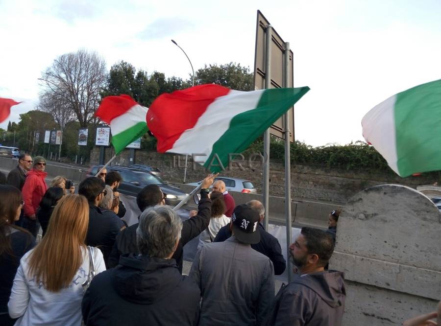 Protesta contro Il centro di accoglienza dell’Hotel Gelsomino a Via Aurelia