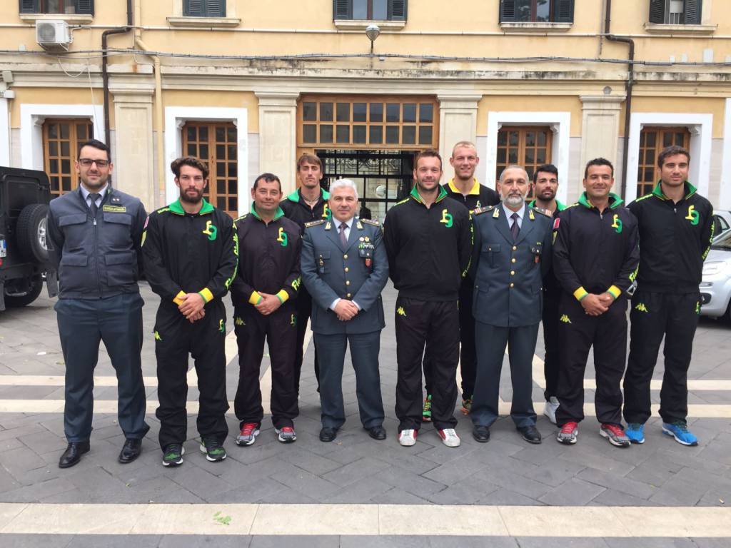 Fiamme Gialle, i campioni della canoa, in raduno a Siracusa. Visita gradita presso il Comando Provinciale della Guardia di Finanza