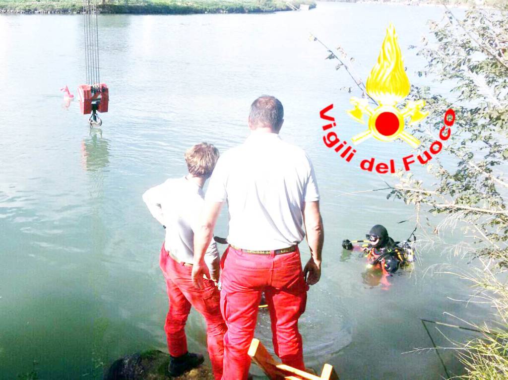 #fiumicino, muore cadendo nel fiume: 79enne di Ostia precipita con l’auto nel Tevere