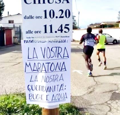 #Fiumicino, l’altra maratona, quella dei disagi. Cartelli lungo tutto il percorso: “Attenti alle buche, vi fate male!”