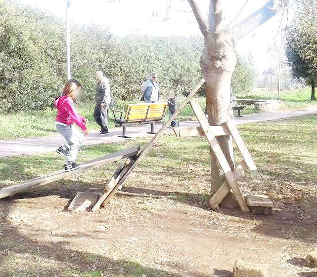 #Fiumicino, giardini pericolosi: al Cetorelli distrutto un tavolo, ma le assi…