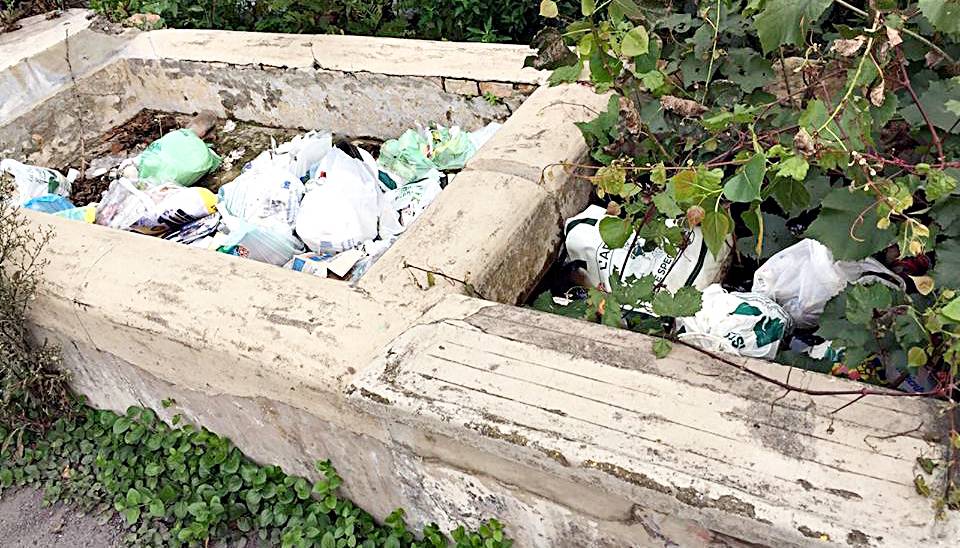 #Fiumicino, una fontana nel degrado: la storica struttura ridotta a discarica