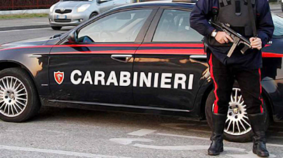 #Pomezia, alla vista dei Carabinieri scappa nella boscaglia