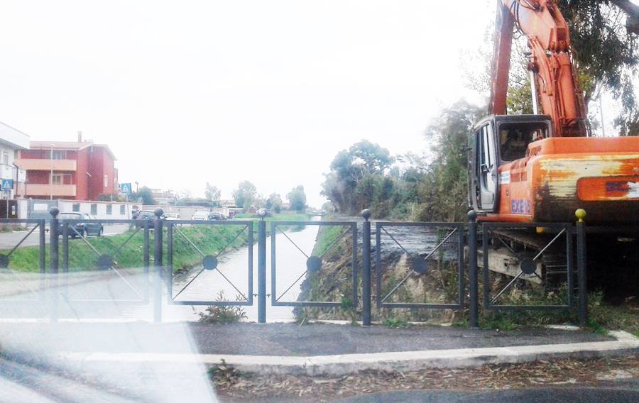 #Fiumicino: “Gli argini aggrediti dalle ruspe”, il delegato: “Modificata la linea sull’acqua”