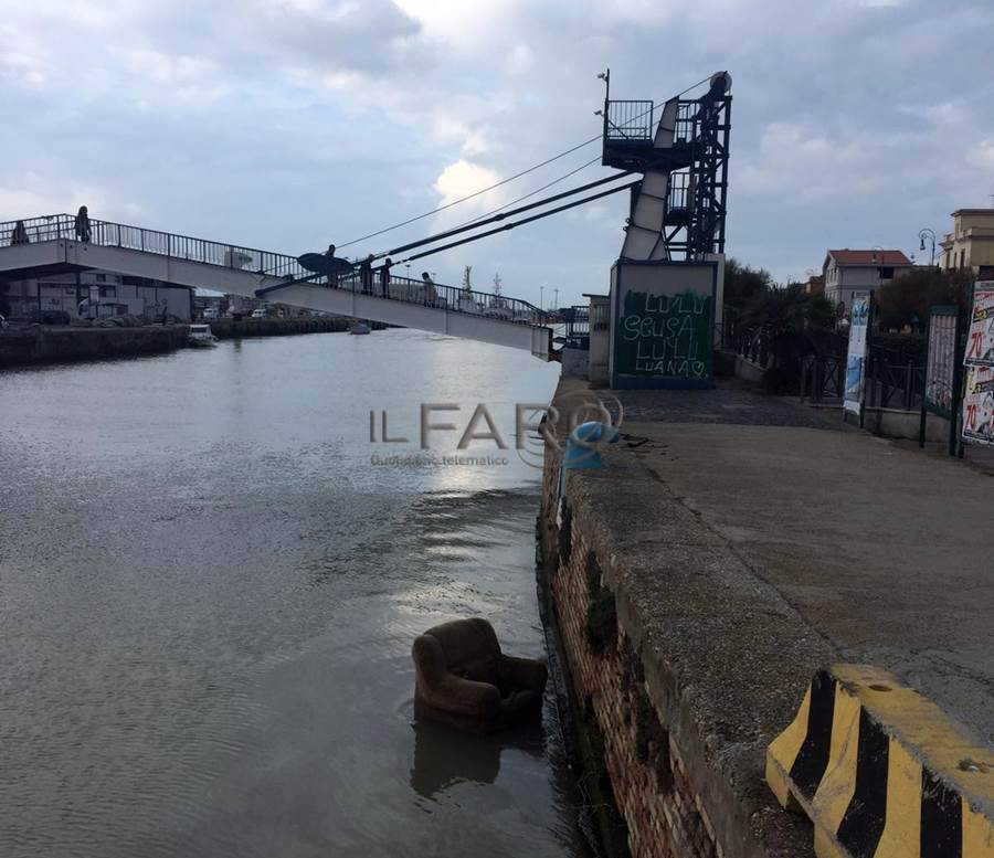 In poltrona sul Tevere: a #Fiumicino la piaga dei rifiuti “a valle”